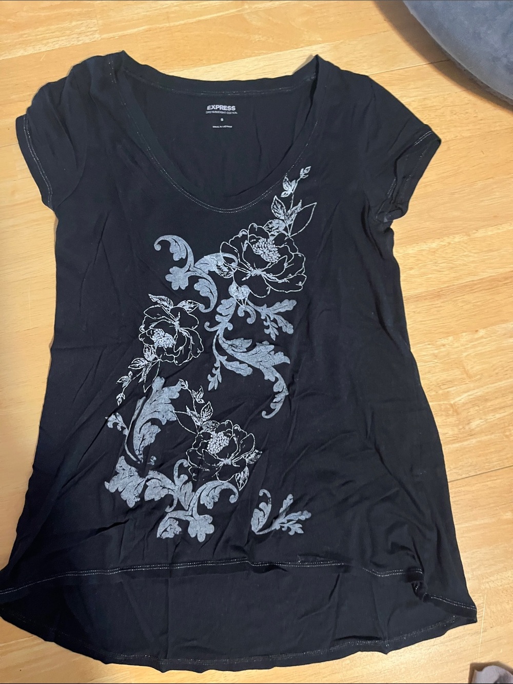 Express Women’s Medium Black Top Silver Floral Scoop Neck High-Low hem cotton
